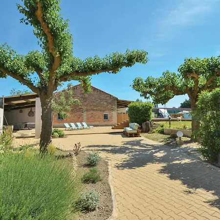 Holiday home Stunning In With Kitchen *