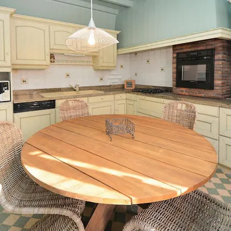 Holiday home Stunning In With Kitchen *
